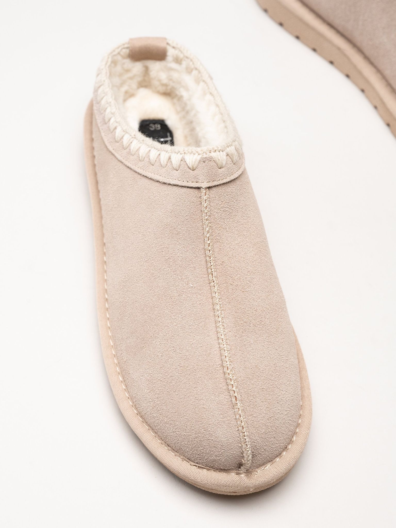 Duffy - Beige varmfodrade tofflor i mocka