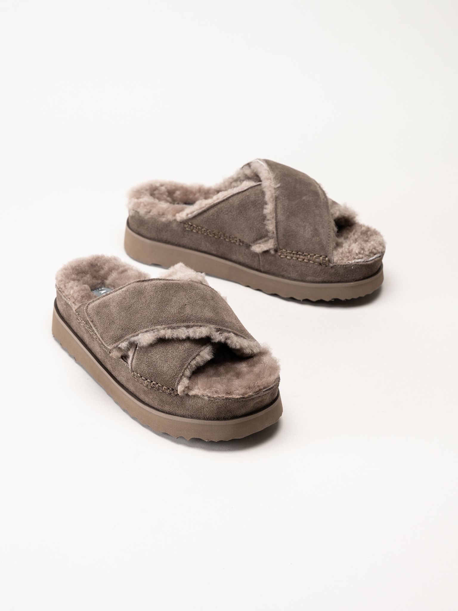 Axelda - Garda - Mörkgrå fårskinnsfodrade tofflor