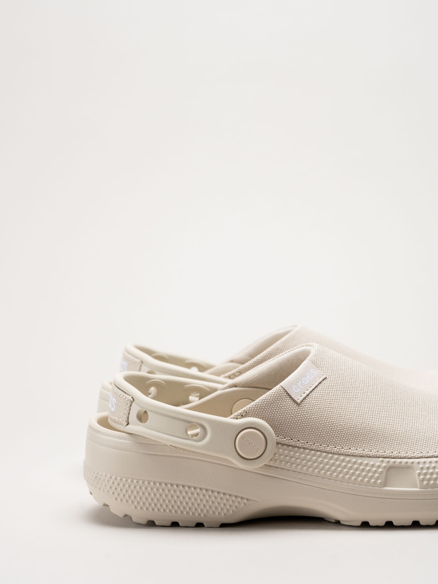 Crocs - Classic Crafted Clog - Ljusbeige slip in tofflor