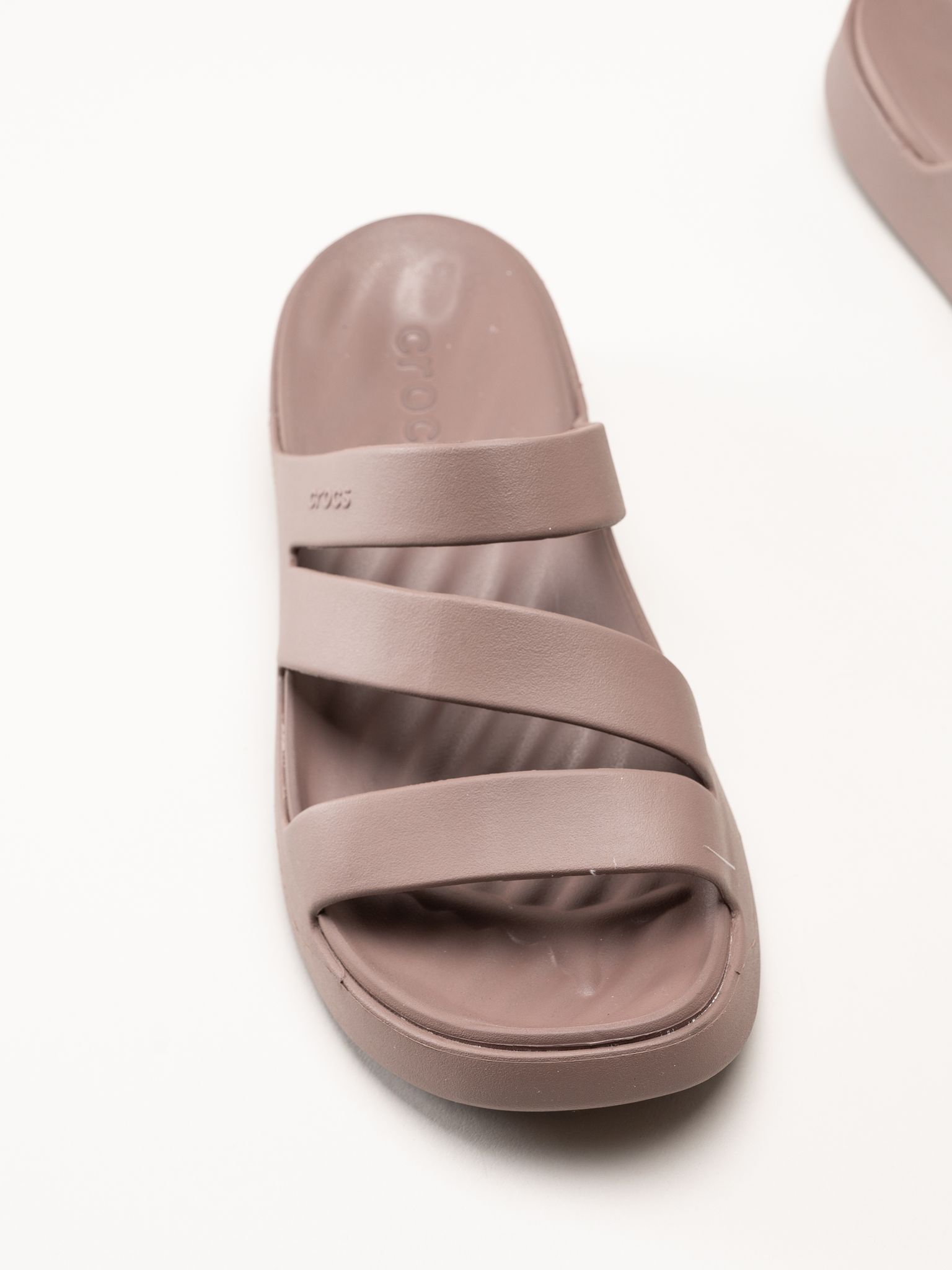Crocs - Getaway Strappy - Bruna sandaler