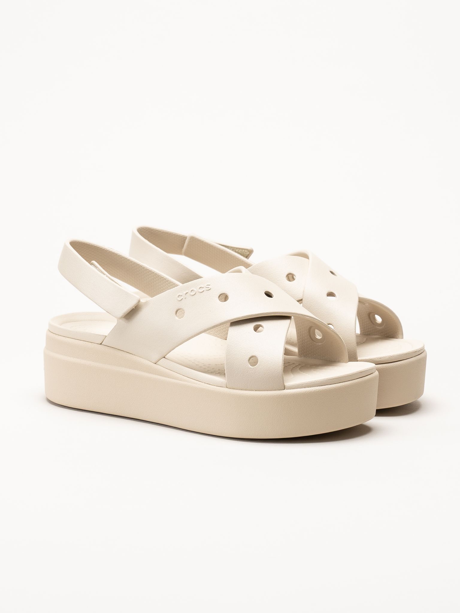 Crocs - Brooklyn - Ljusbeige platåsandaler