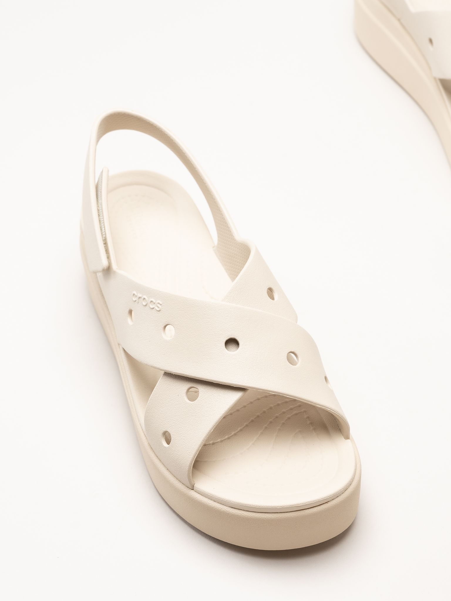 Crocs - Brooklyn - Ljusbeige platåsandaler