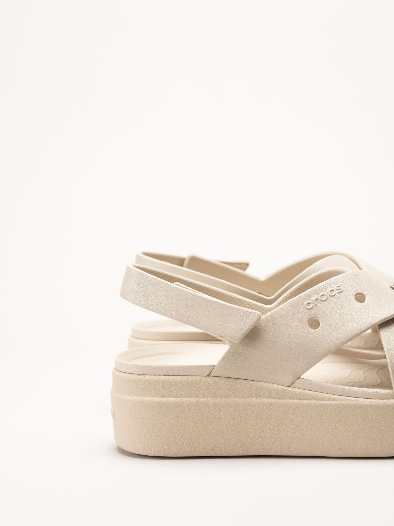 Crocs - Brooklyn - Ljusbeige platåsandaler