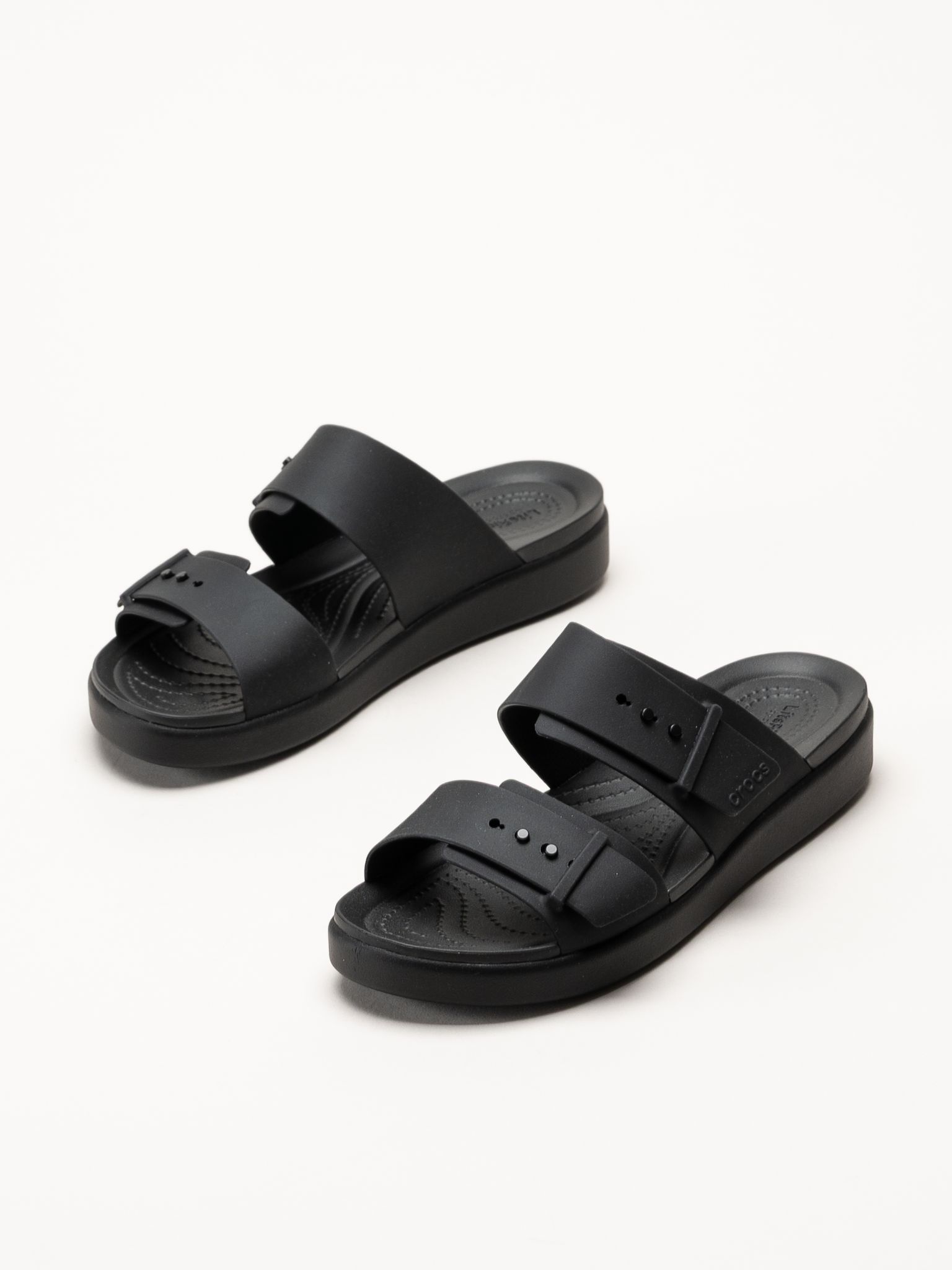 Crocs - Brooklyn Buckle - Svarta slip in tofflor