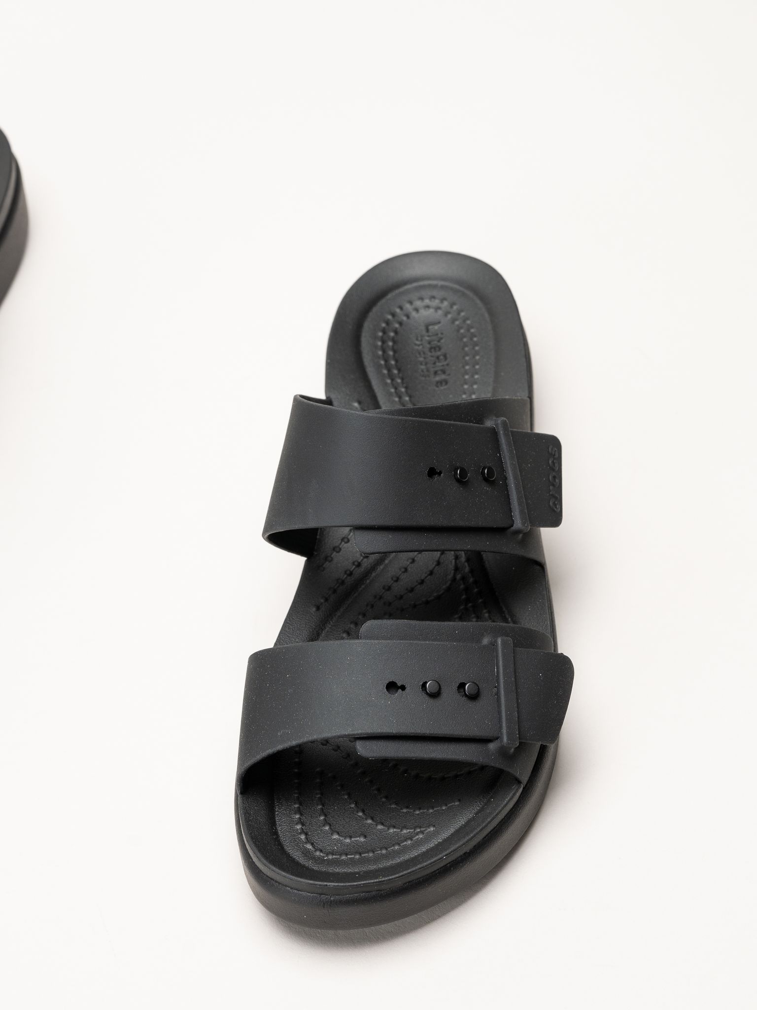 Crocs - Brooklyn Buckle - Svarta slip in tofflor