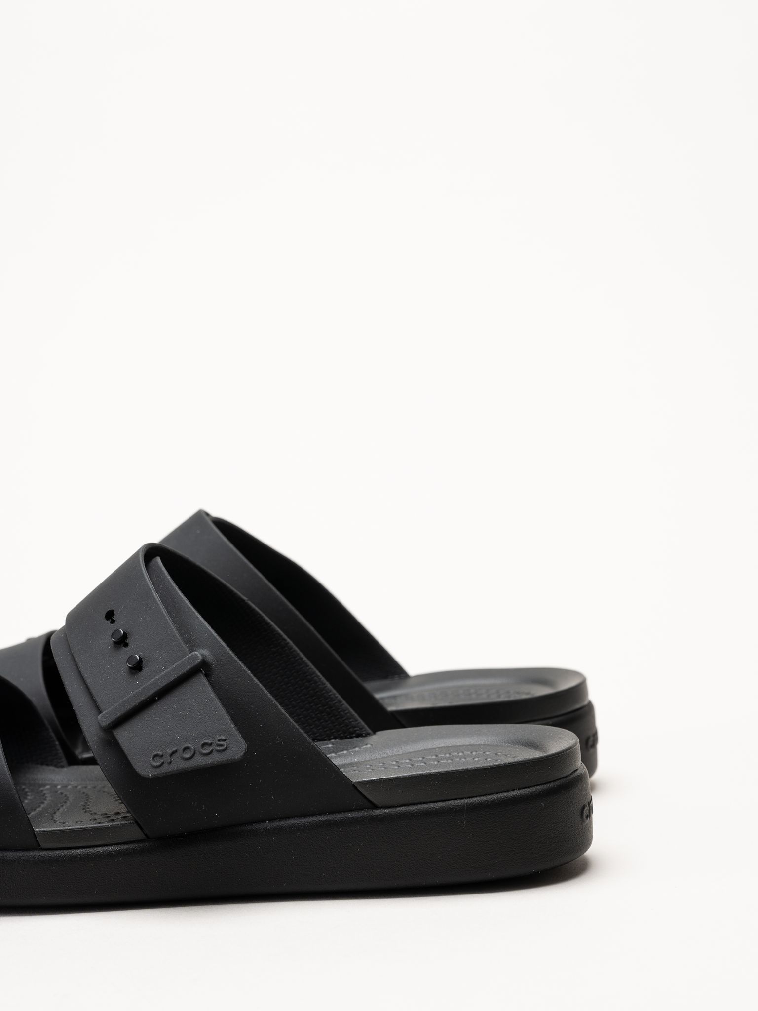 Crocs - Brooklyn Buckle - Svarta slip in tofflor