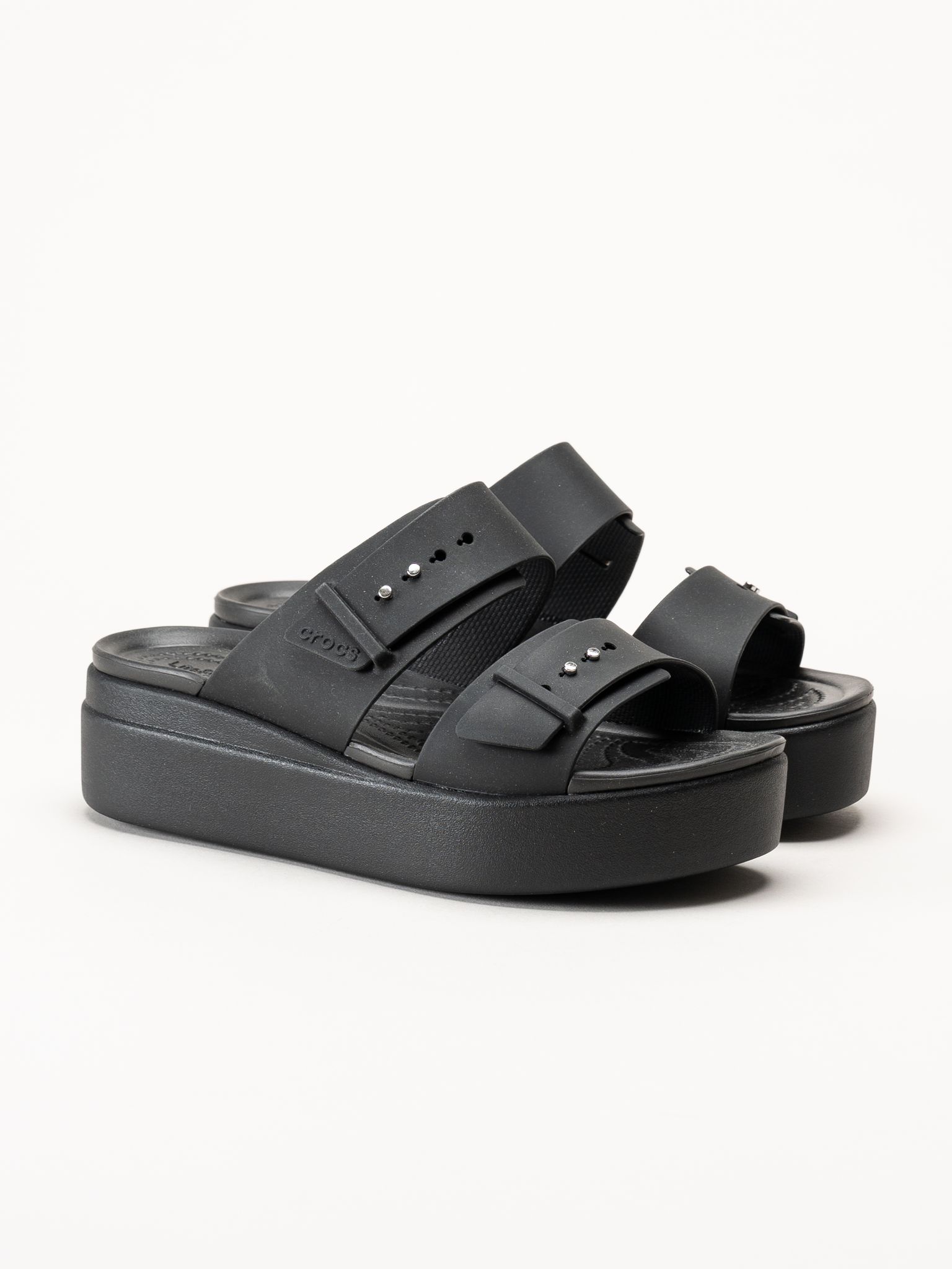 Crocs - Brooklyn Buckle - Svarta platå slip in