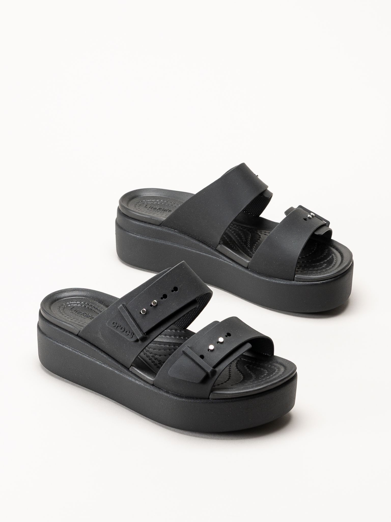 Crocs - Brooklyn Buckle - Svarta platå slip in