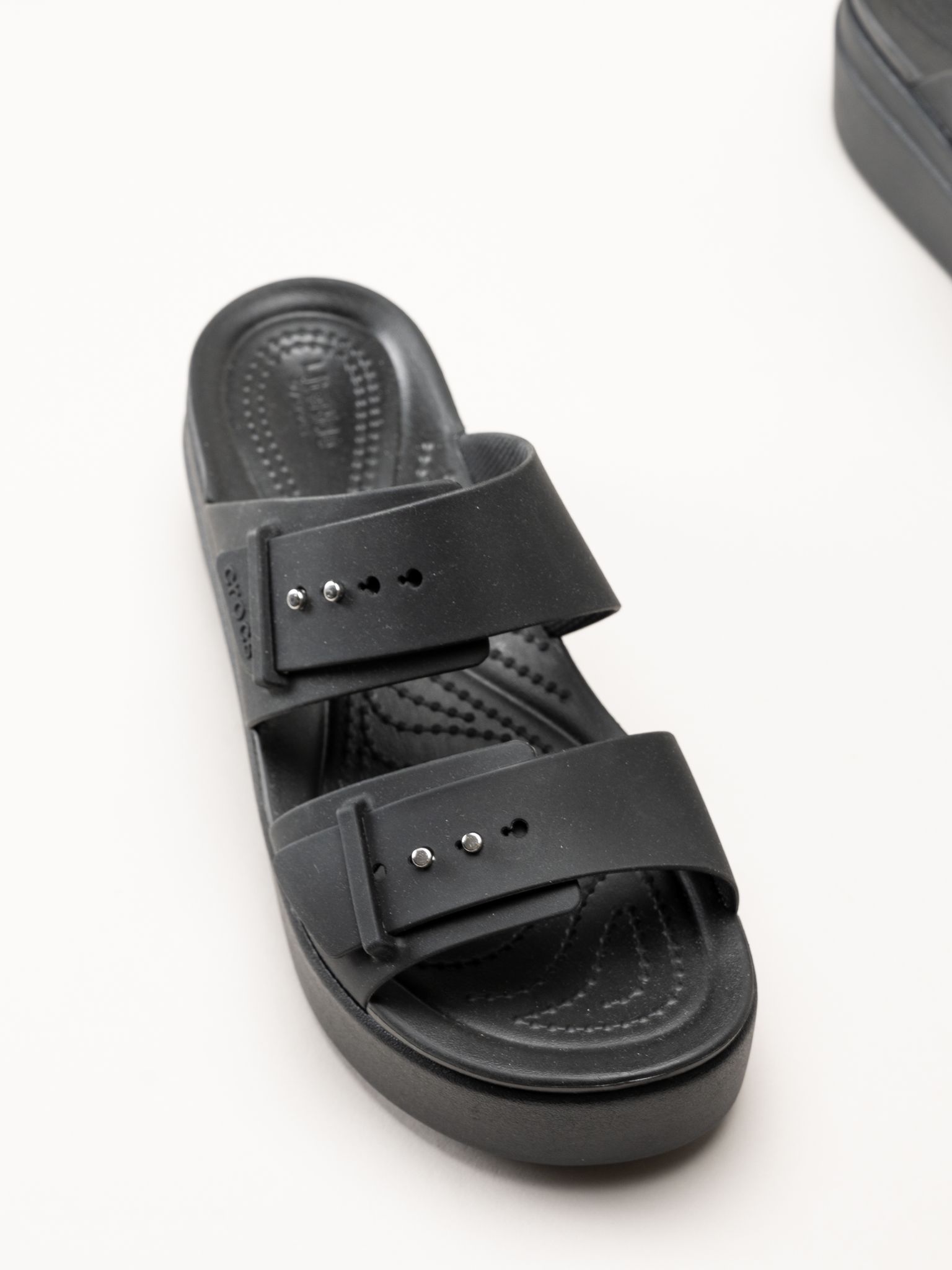 Crocs - Brooklyn Buckle - Svarta platå slip in