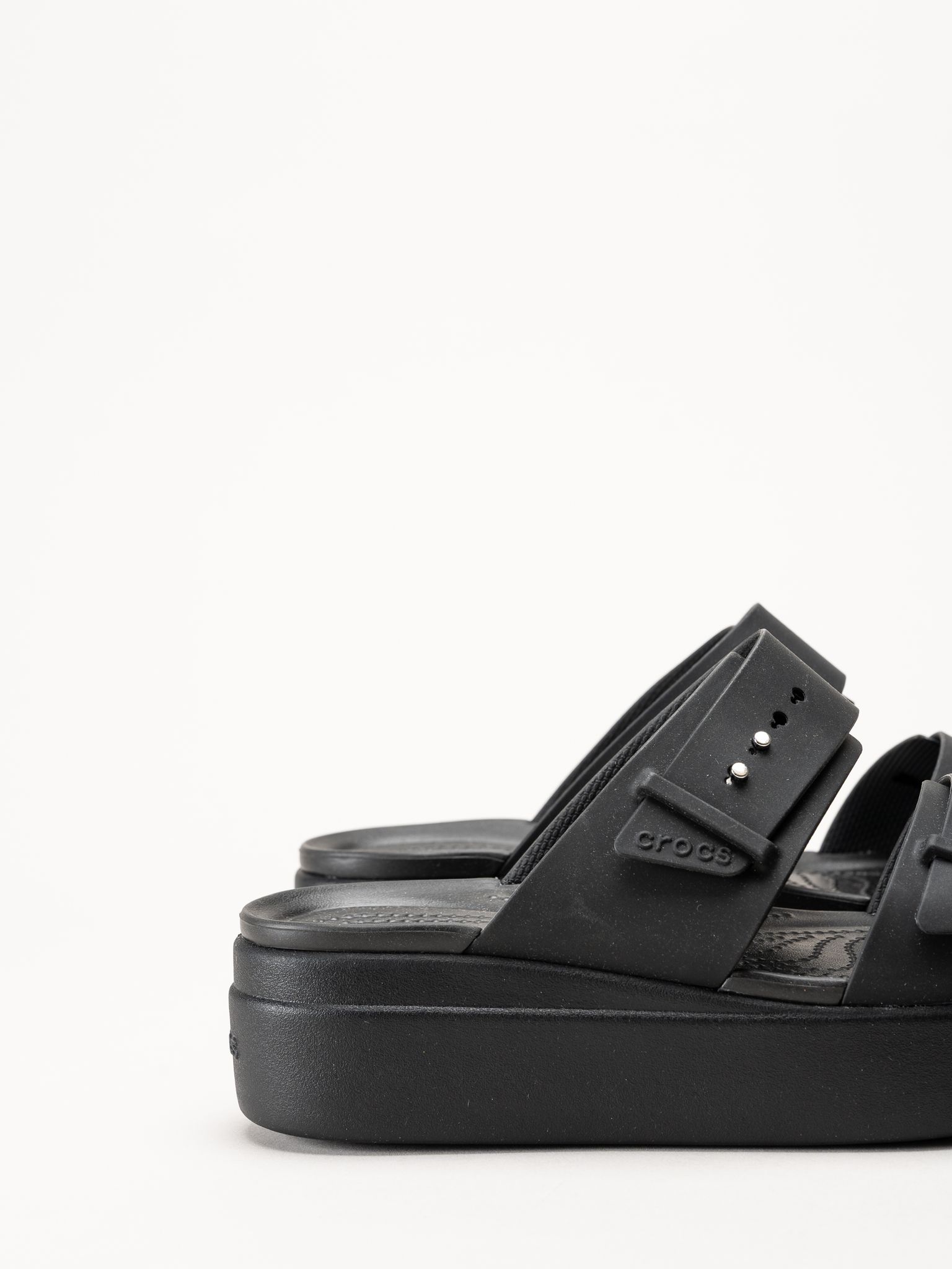 Crocs - Brooklyn Buckle - Svarta platå slip in