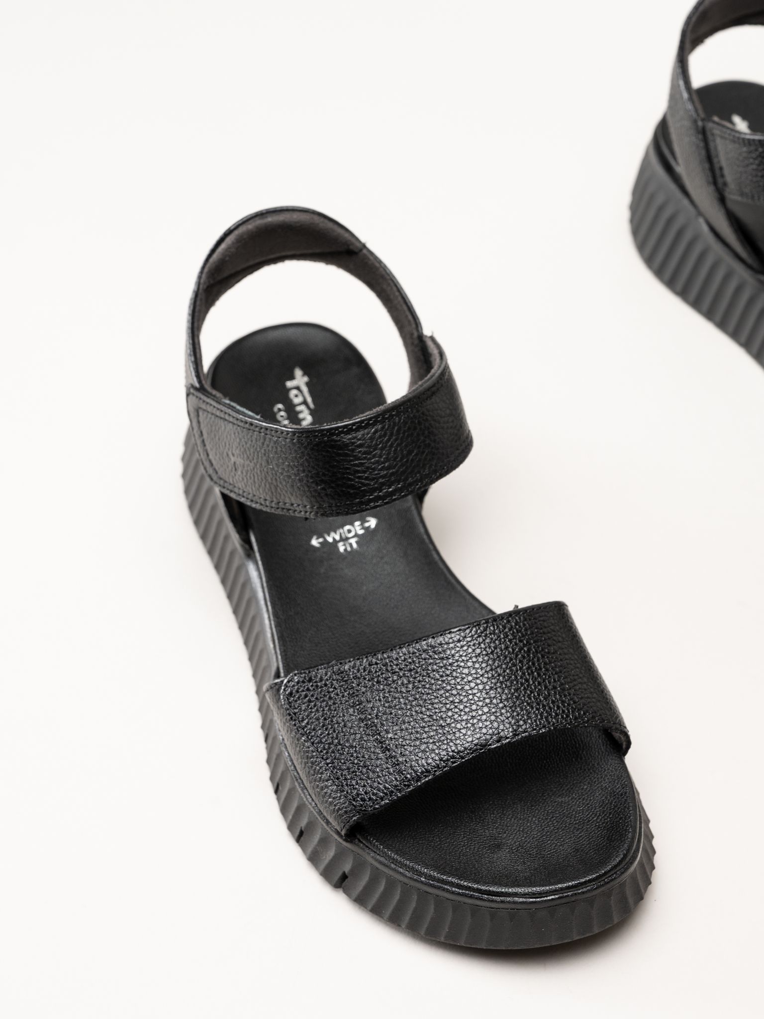 Tamaris - Wide fit - Svarta sandaler i skinn