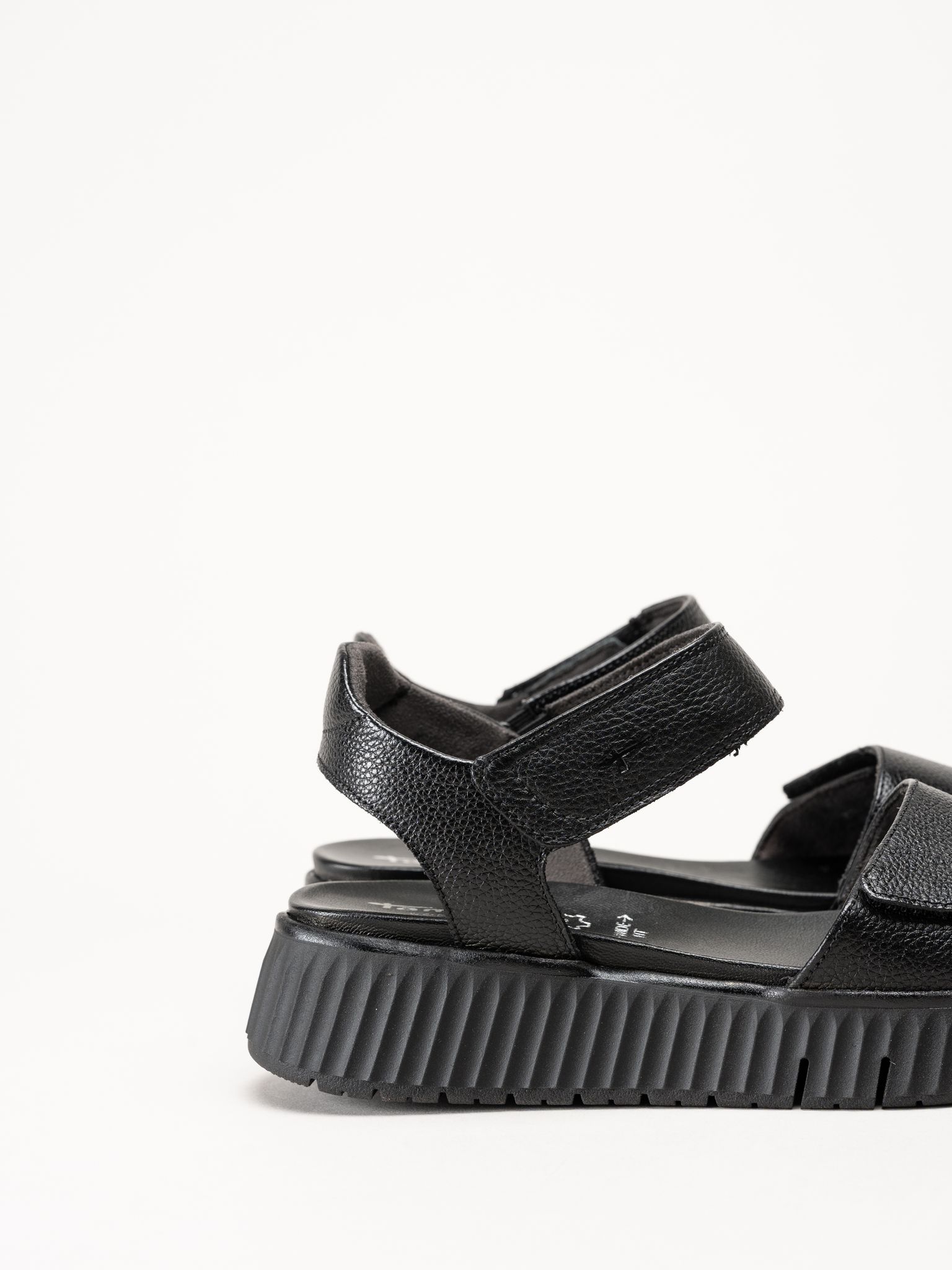 Tamaris - Wide fit - Svarta sandaler i skinn