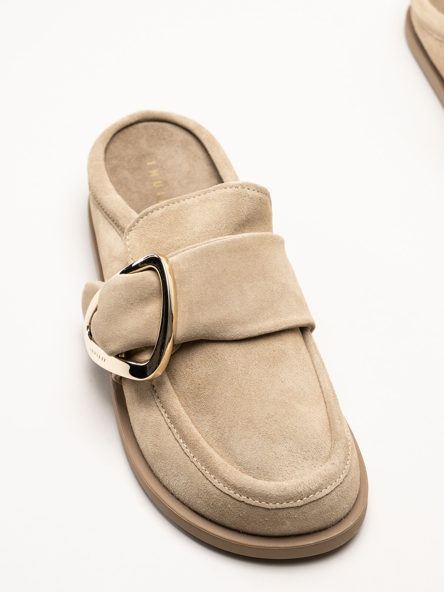 Inuikii - Mule Soft - Beige mule med guldigt spänne