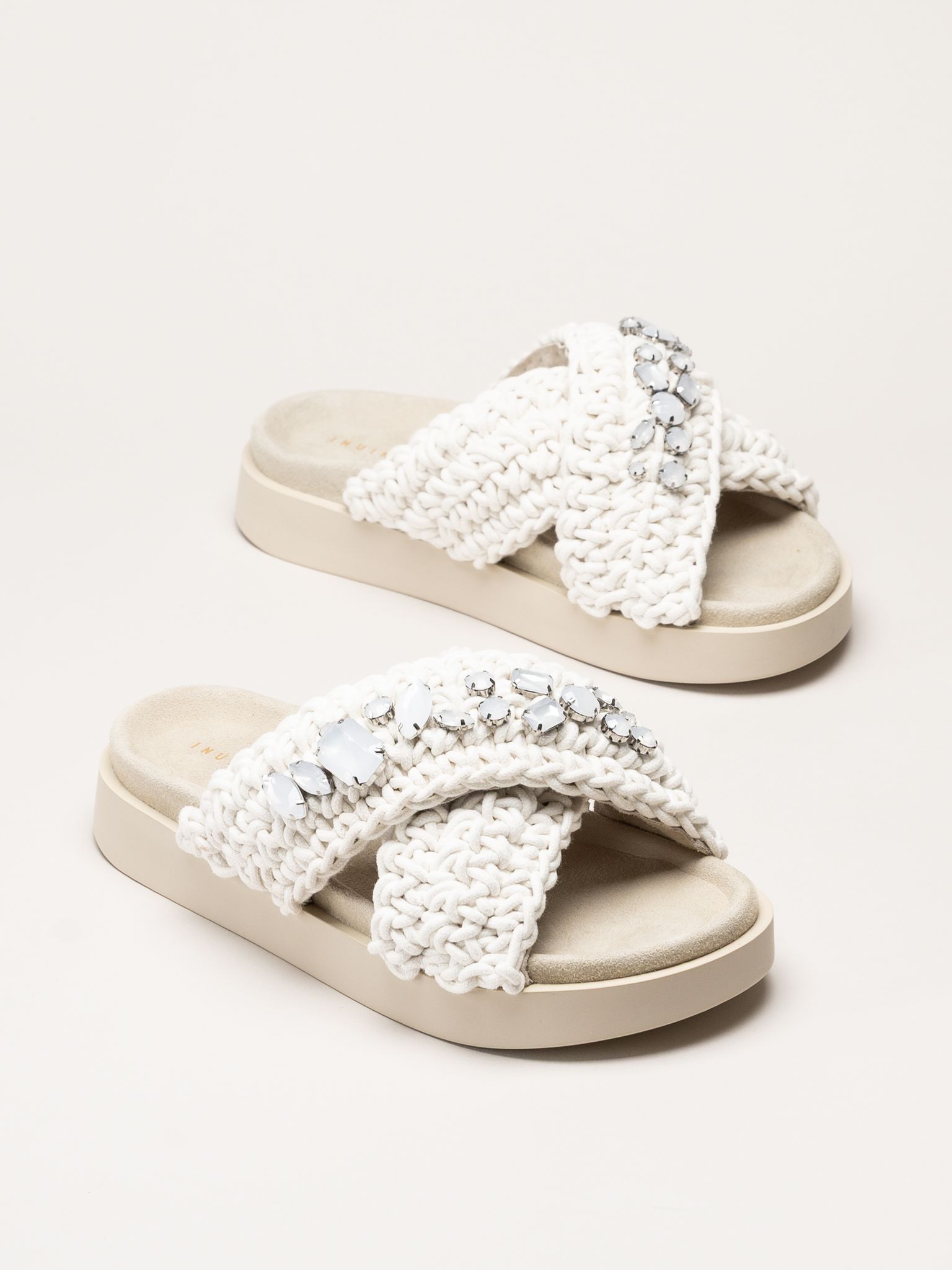 Inuikii - Woven Stones - Vita sandaler i virkad textil