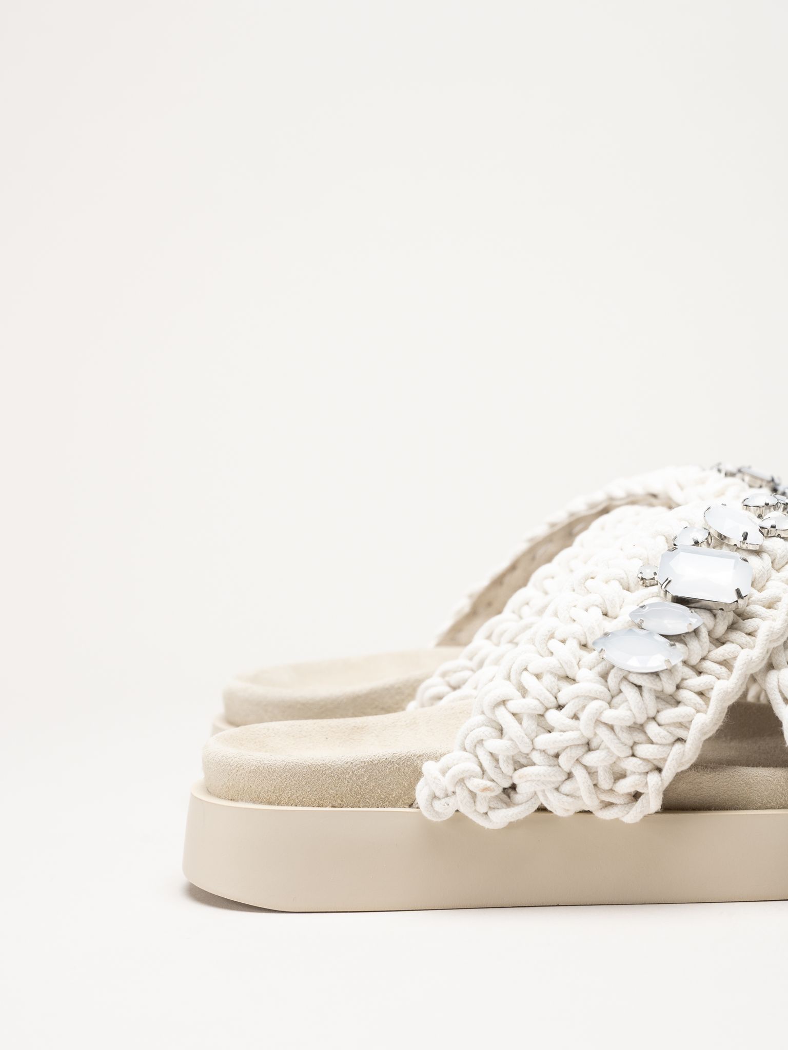 Inuikii - Woven Stones - Vita sandaler i virkad textil