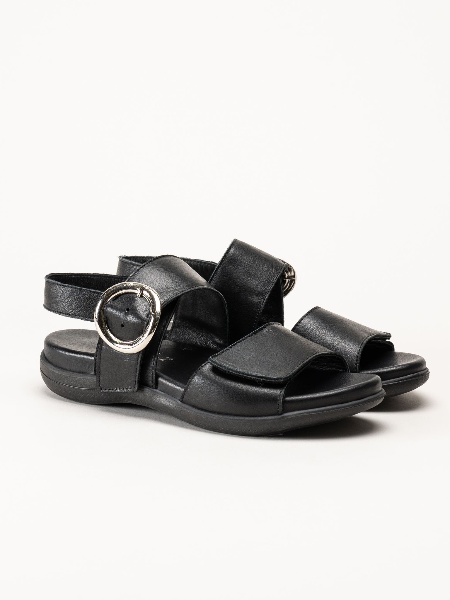 Andrea Conti - Svarta sandaler