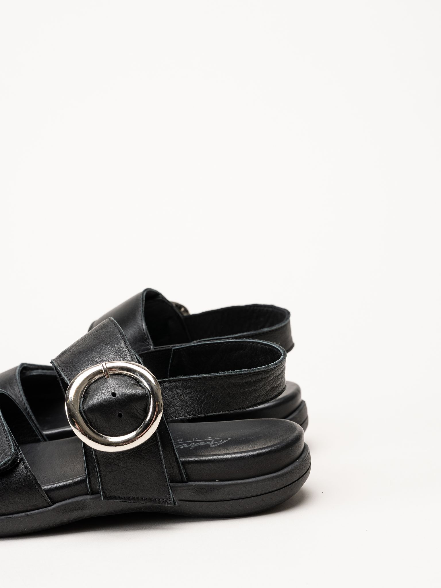 Andrea Conti - Svarta sandaler