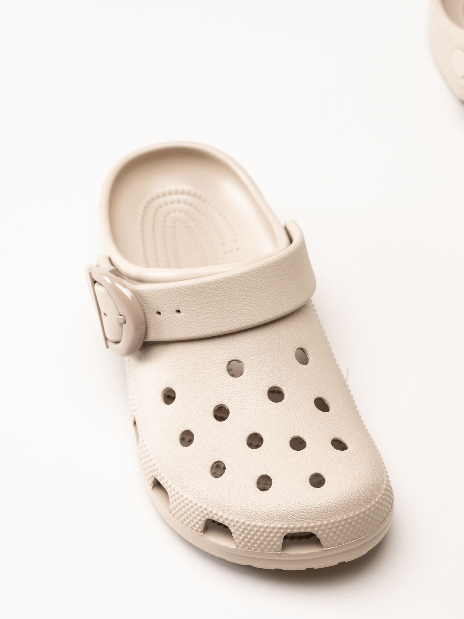 Crocs - Classic Buckle Clog - Beige slip in tofflor