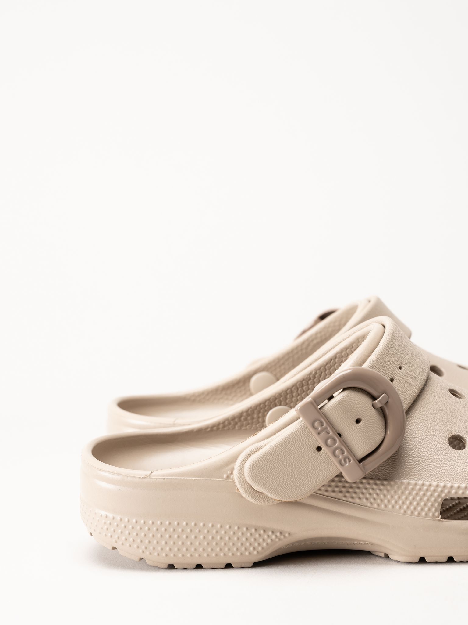 Crocs - Classic Buckle Clog - Beige slip in tofflor