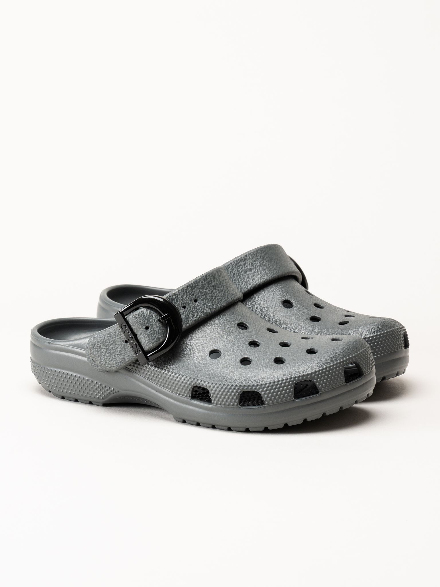 Crocs - Classic Buckle Clog - Grå slip in tofflor