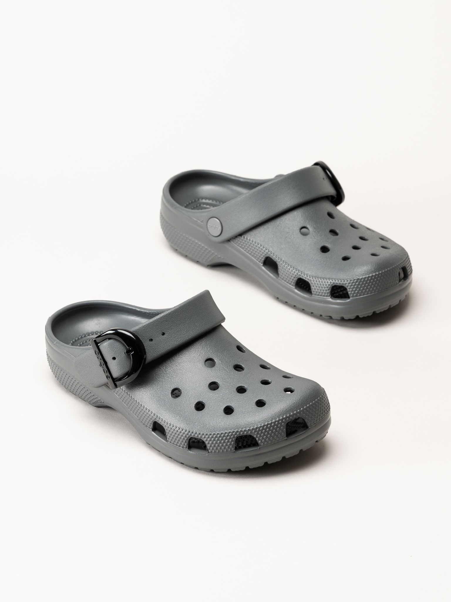 Crocs - Classic Buckle Clog - Grå slip in tofflor
