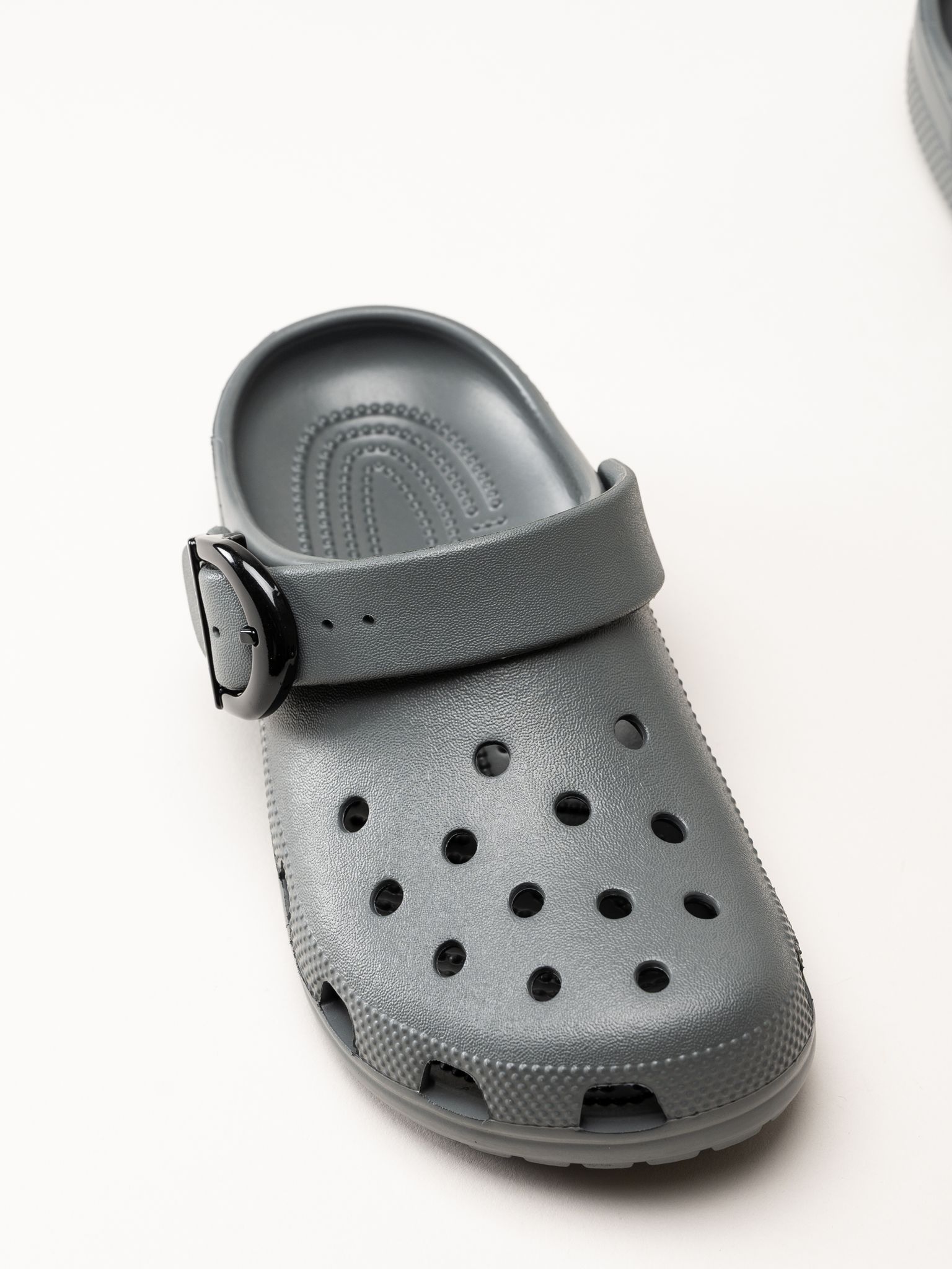 Crocs - Classic Buckle Clog - Grå slip in tofflor