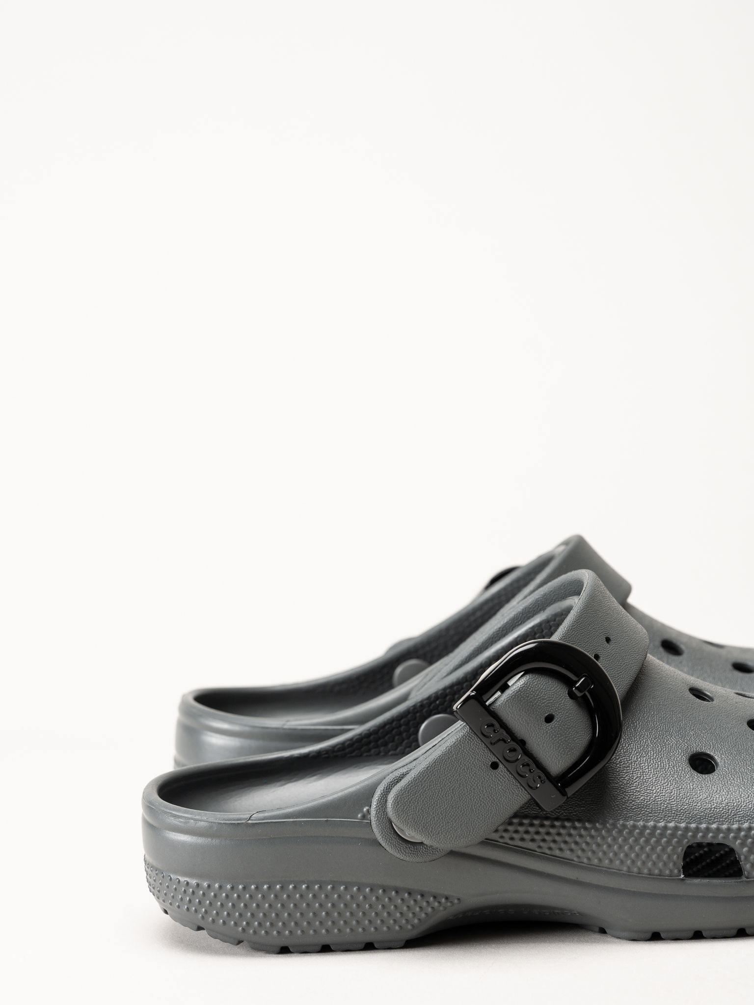 Crocs - Classic Buckle Clog - Grå slip in tofflor