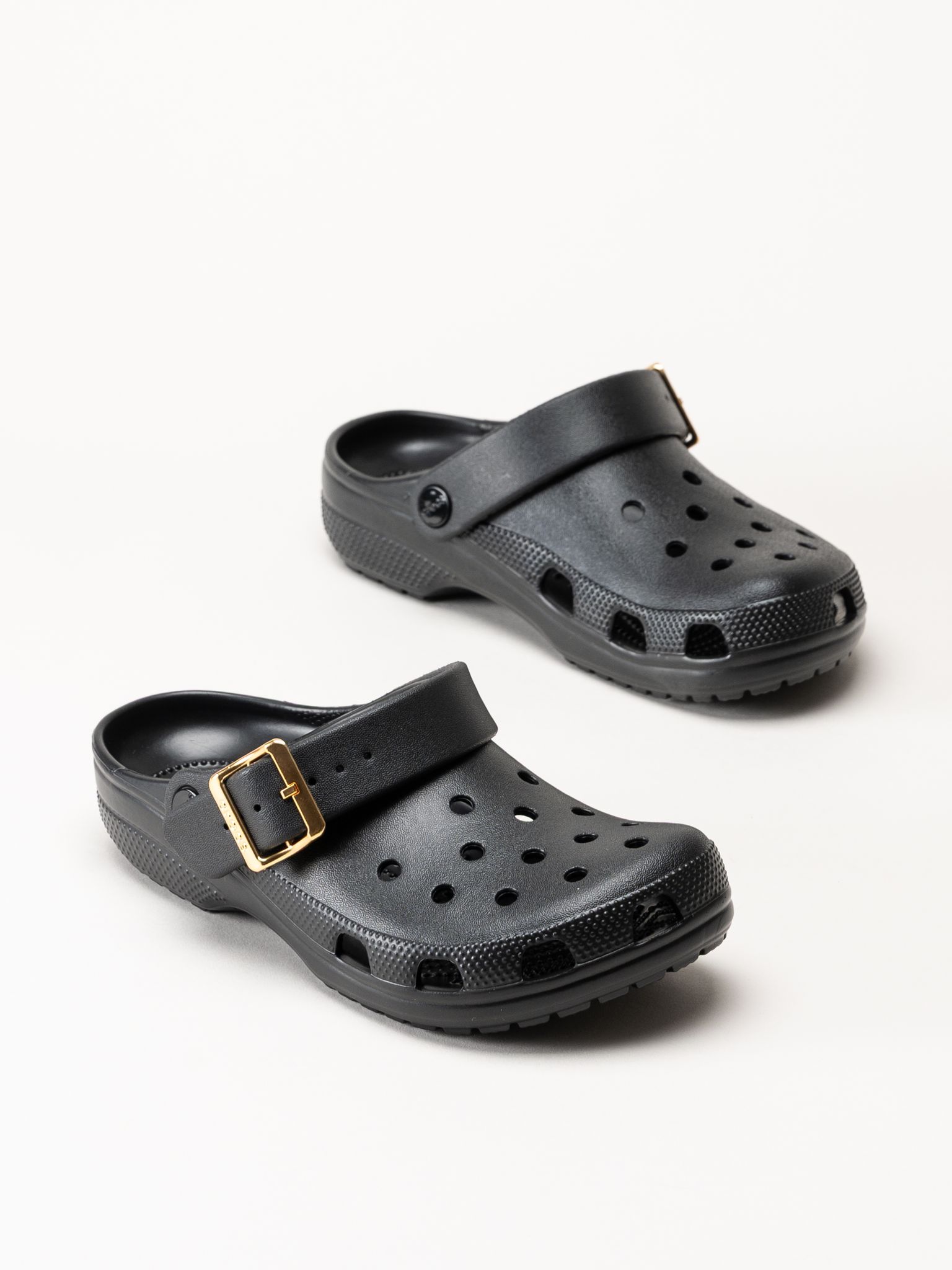 Crocs - Classic Metallic Clog - Svarta slip-in tofflor