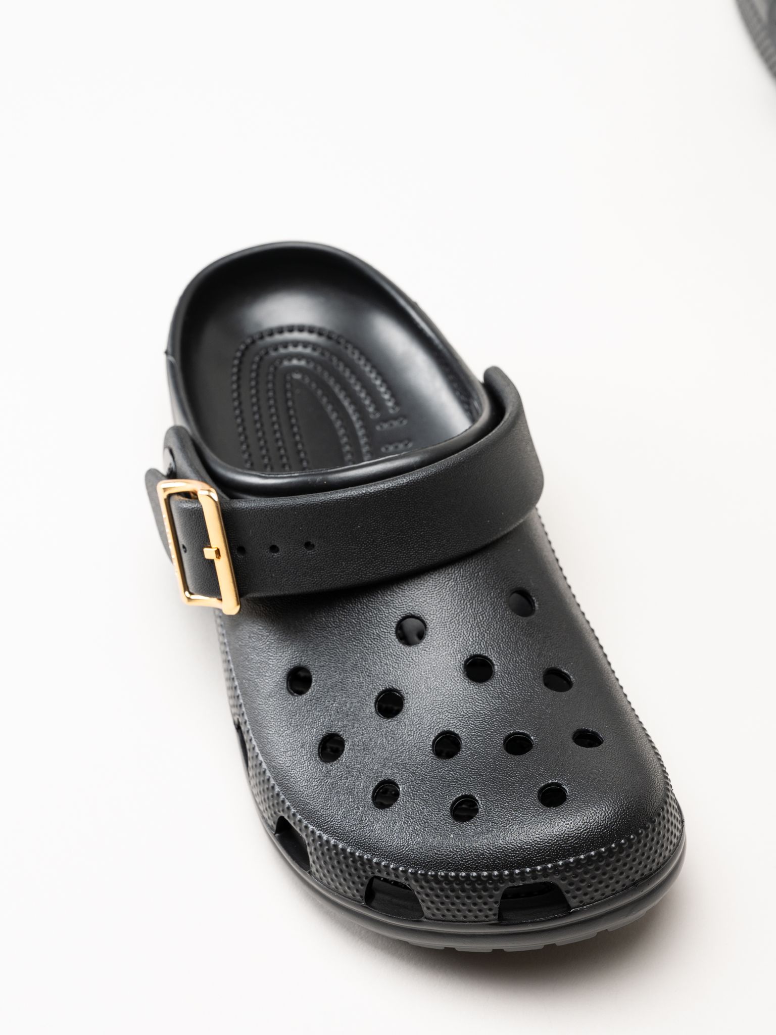 Crocs - Classic Metallic Clog - Svarta slip-in tofflor