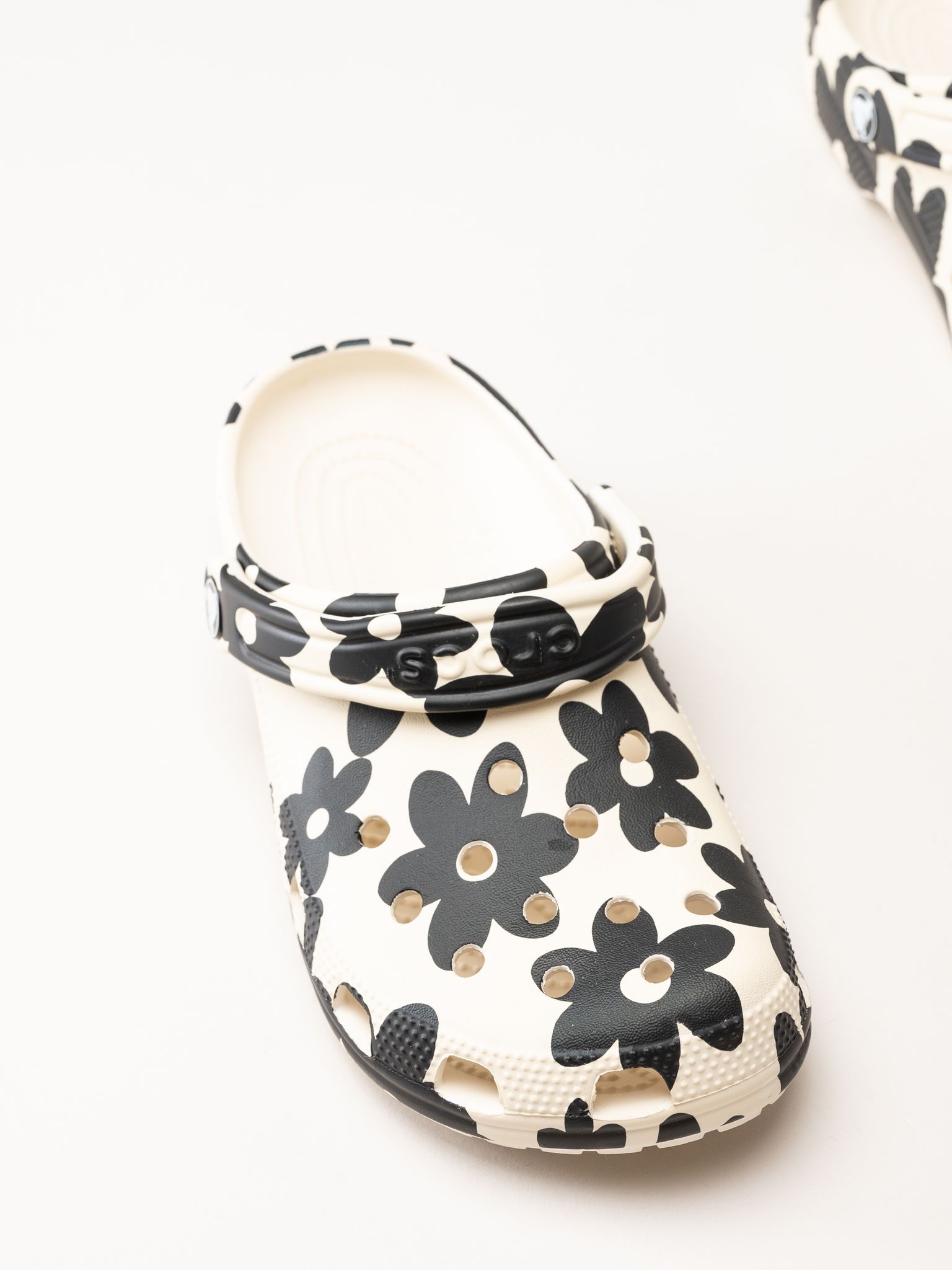 Crocs - Classic Pop Petals Clog - Vit/svarta slip in tofflor