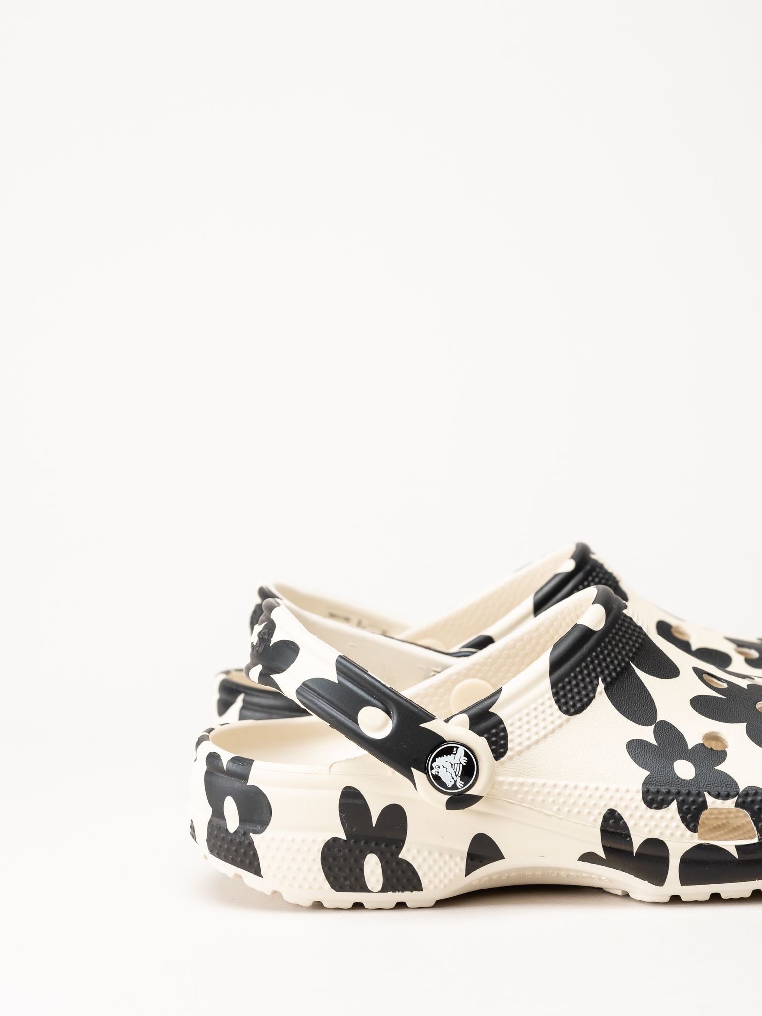 Crocs - Classic Pop Petals Clog - Vit/svarta slip in tofflor