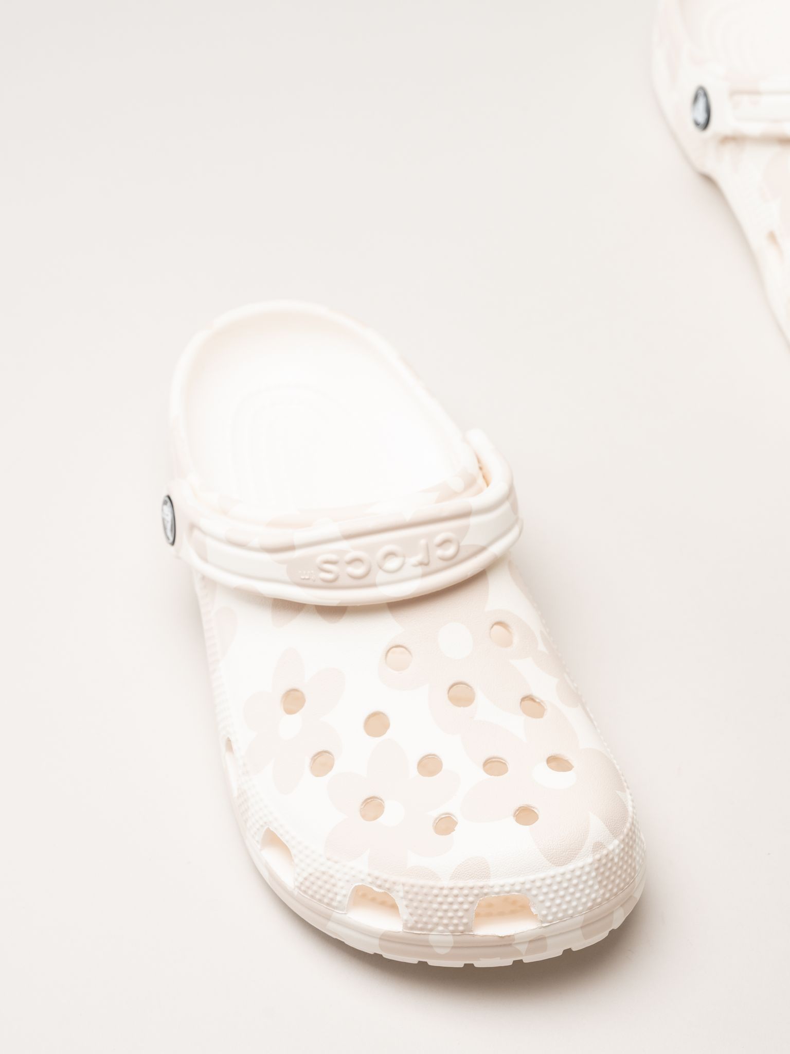 Crocs - Classic Pop Petals Clog - Vit slip in tofflor