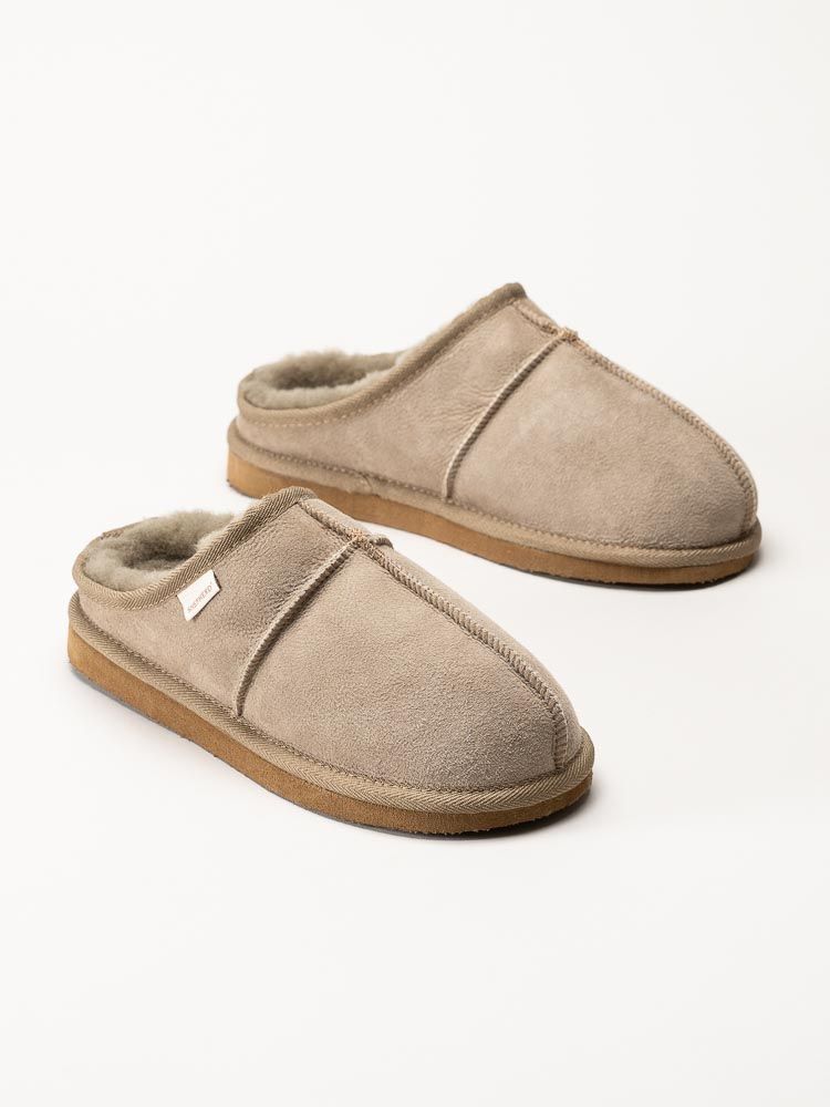 Beige mockatofflor med fårskinn och solbruna sulor