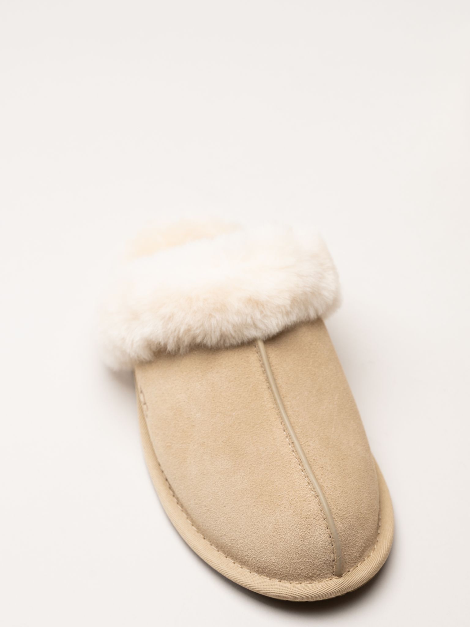 UGG - Scuffette II - Beige fårskinnstofflor