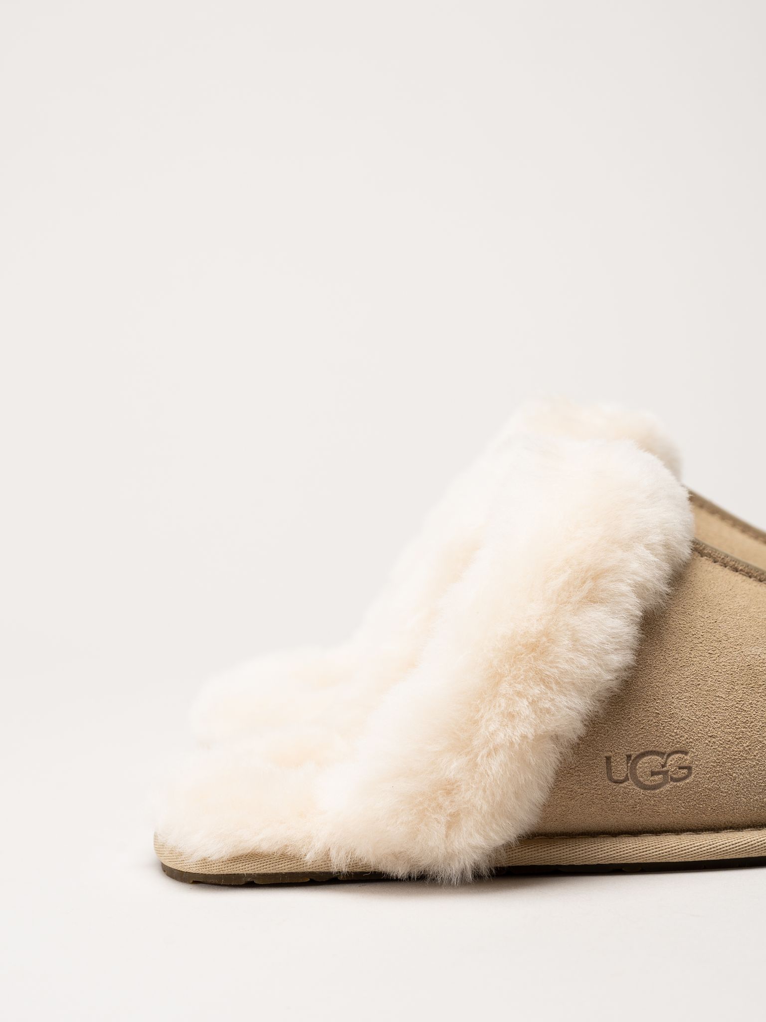 UGG - Scuffette II - Beige fårskinnstofflor