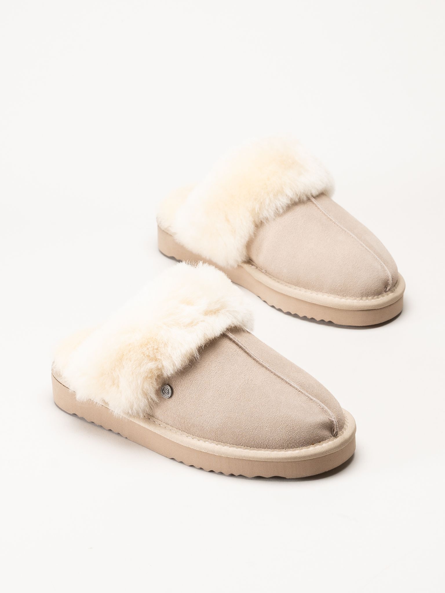 Beige mockatofflor med fluffiga, krämfärgade muddar