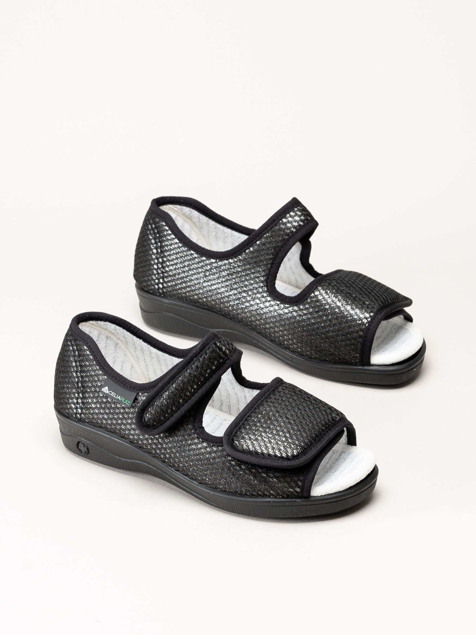 Celia Ruiz - Orthoce - Svarta tofflor