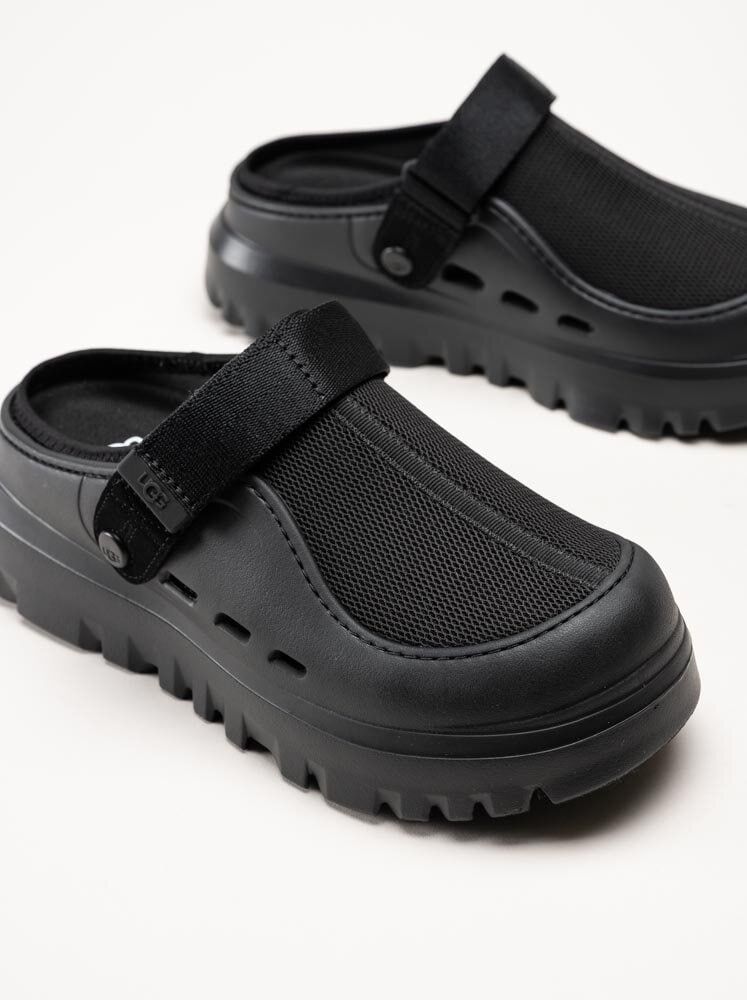 UGG - M PeakMod - Svarta clogs med platå