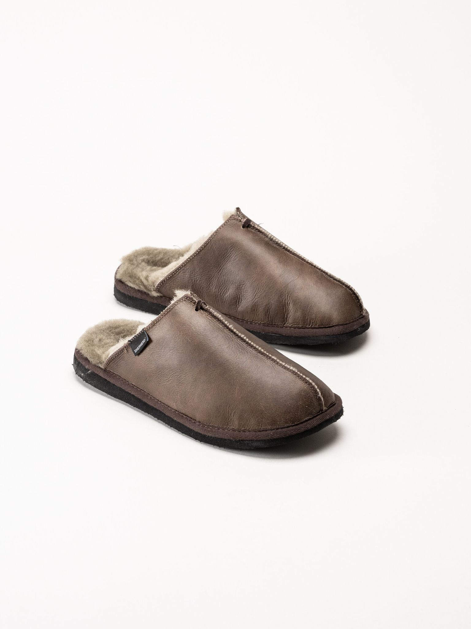 Shepherd - Hugo - Mörkbruna slip in fårskinnstofflor
