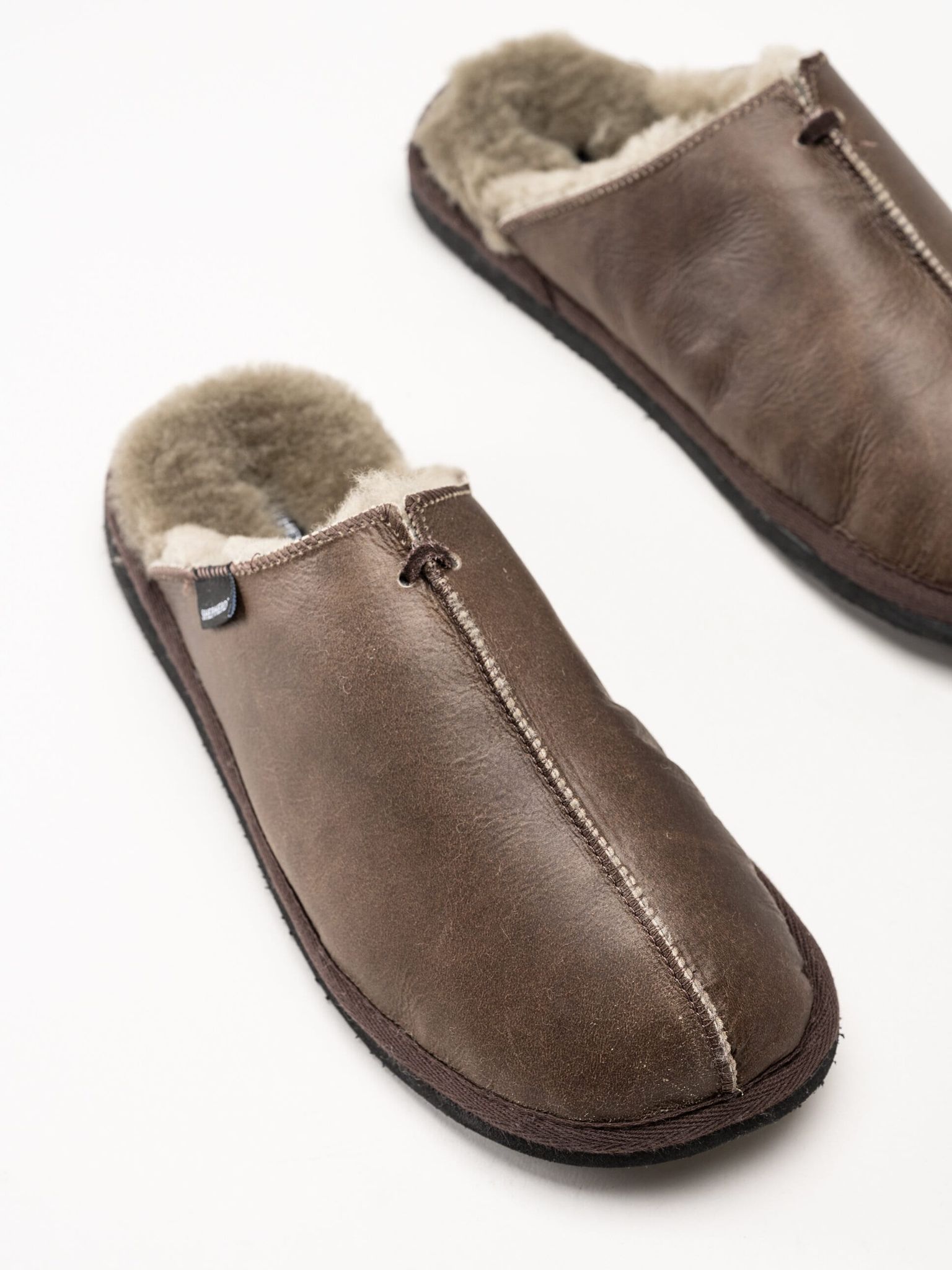 Shepherd - Hugo - Mörkbruna slip in fårskinnstofflor