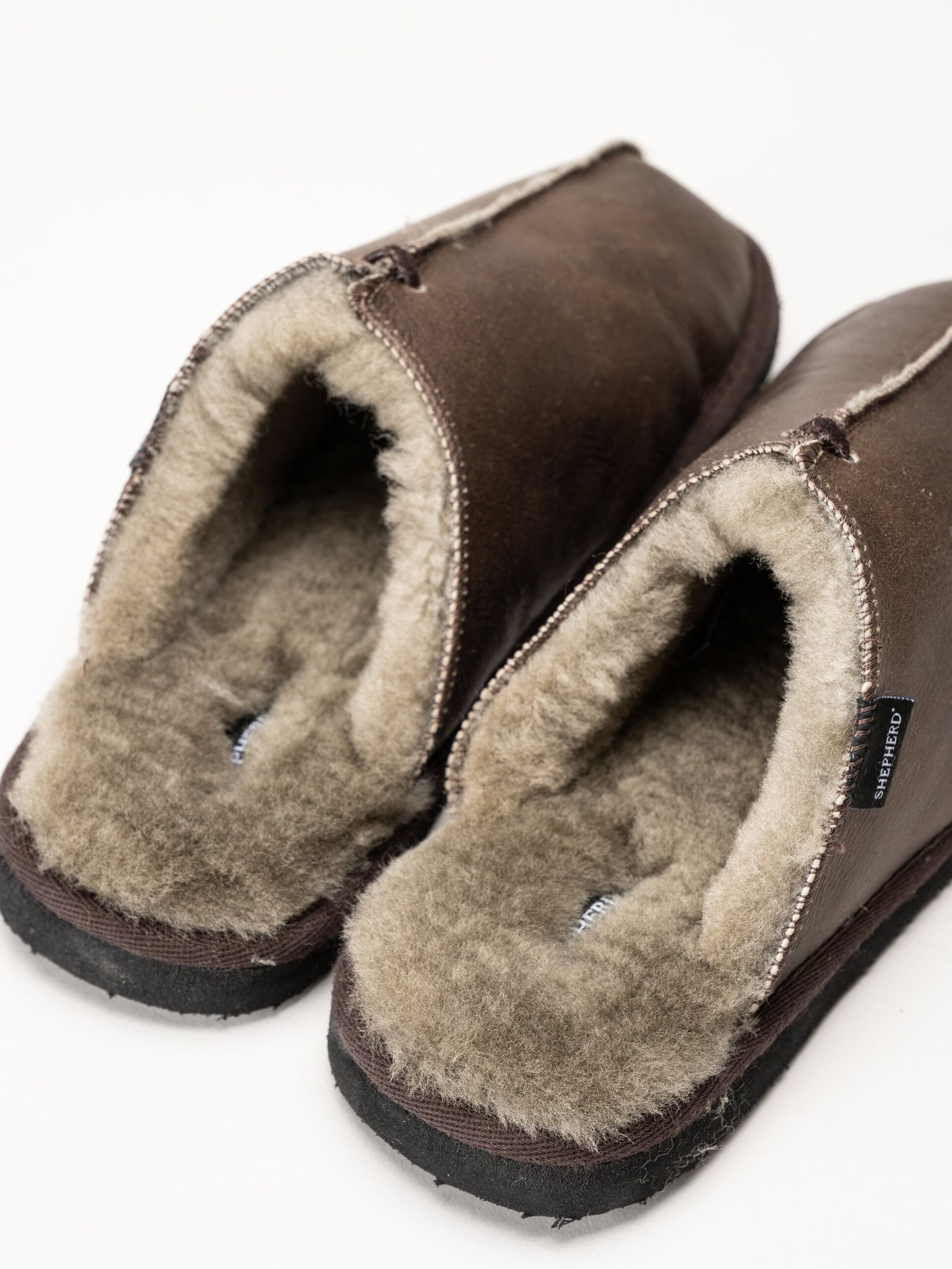 Shepherd - Hugo - Mörkbruna slip in fårskinnstofflor