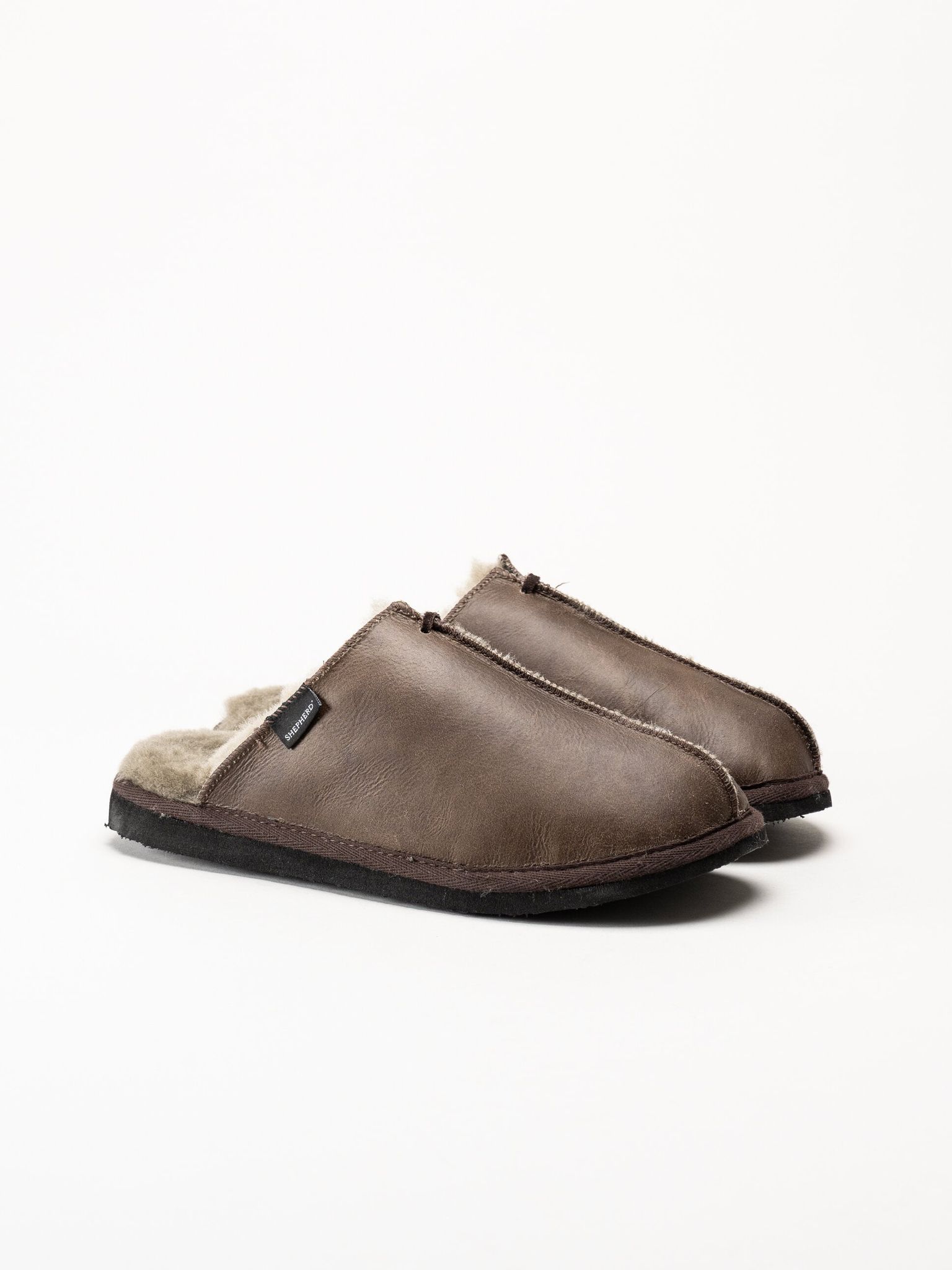Shepherd - Hugo - Mörkbruna slip in fårskinnstofflor