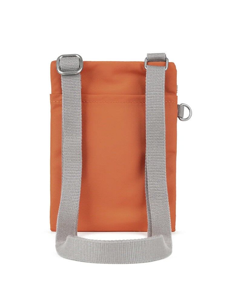 ROKA - Chelsea Recycled Canvas - Orange mobilväska i canvas