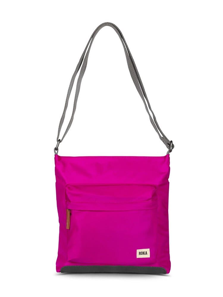 ROKA - Kennington B Recycled Nylon - Fuxiafärgad axelremsväska i nylon