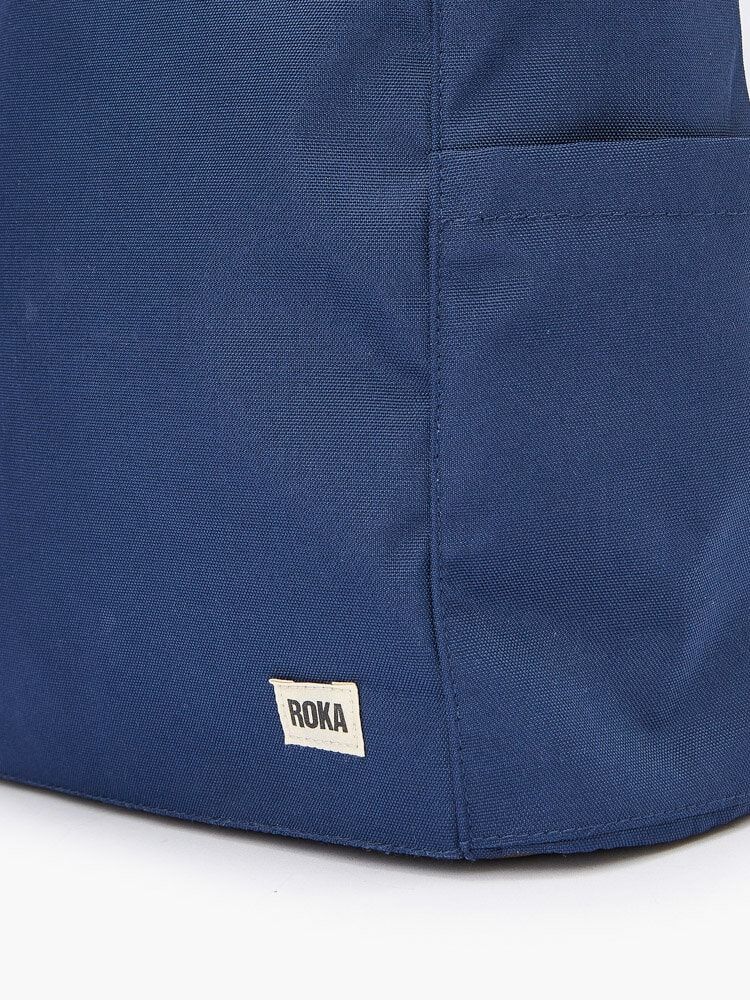ROKA - Finchley A Recycled Canvas - Mörkblå medium ryggsäck i canvas
