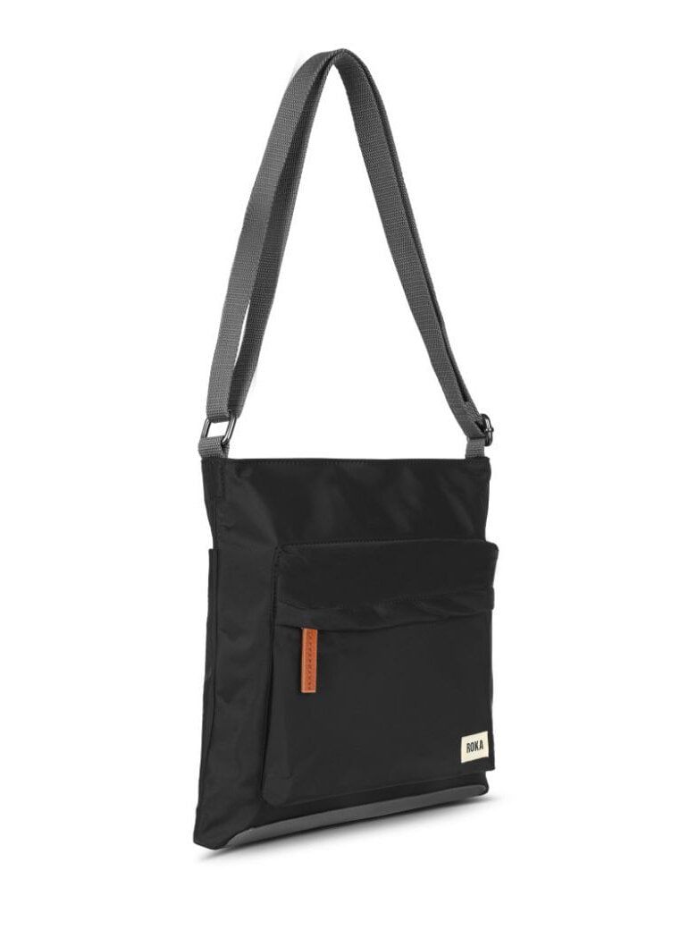 ROKA - Kennington B Recycled Nylon - Svart axelremsväska i återvunnen nylon