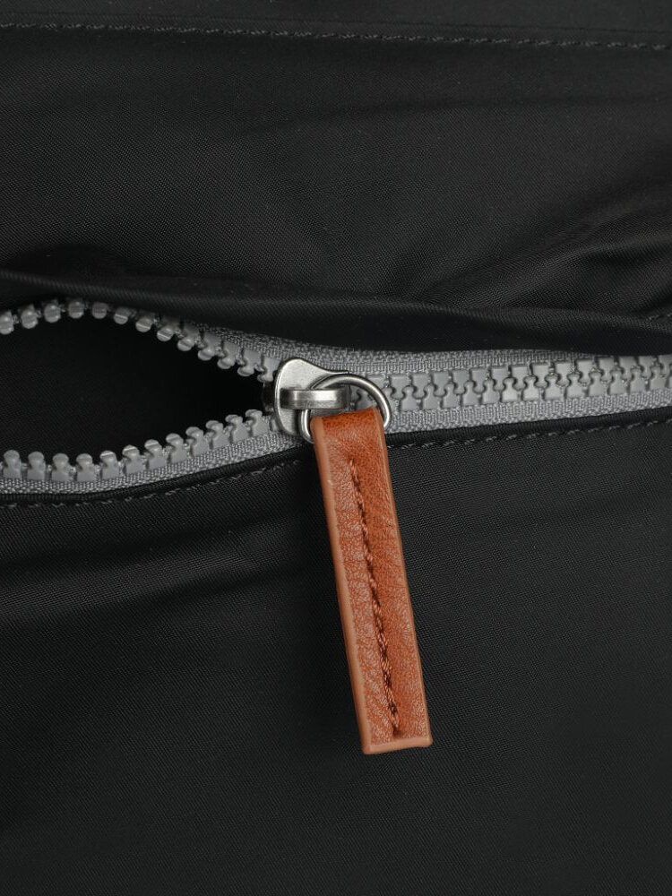 ROKA - Kennington B Recycled Nylon - Svart axelremsväska i återvunnen nylon