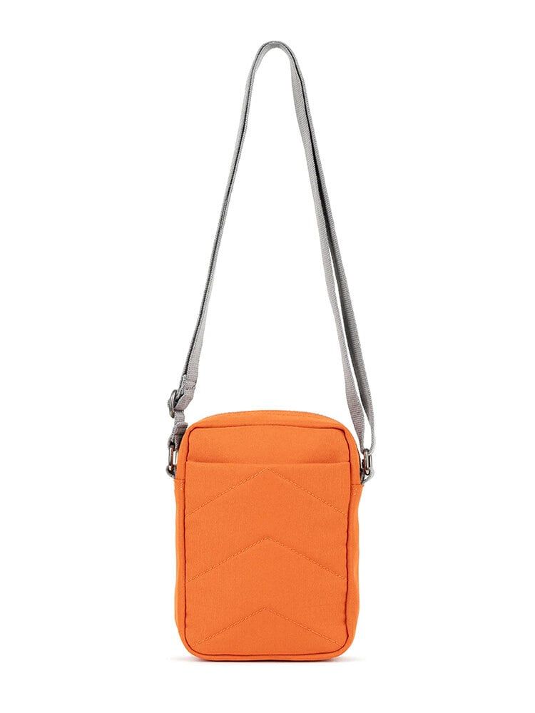 ROKA - Bond Recycled Canvas - Orange axelremsväska i återvunnen canvas