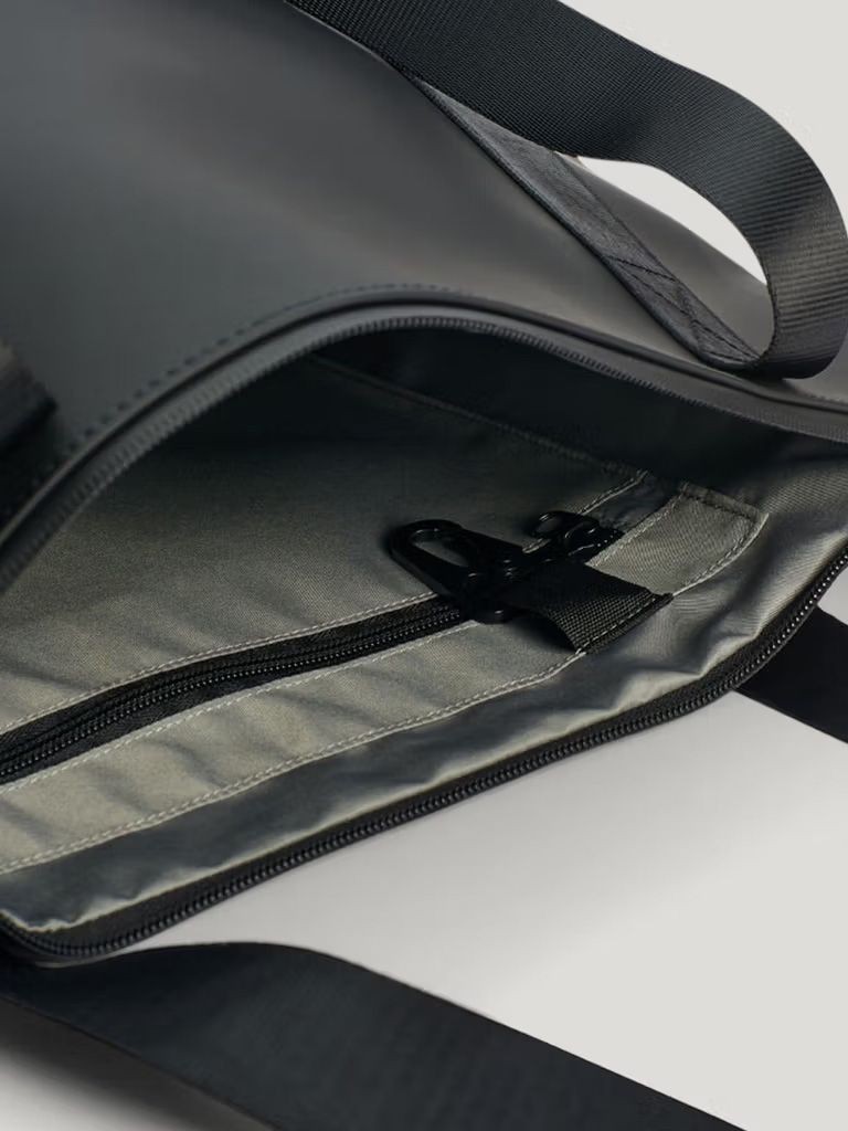 Tretorn - Wings Tote - Svart klassisk totebag i vattentätt PU-tyg