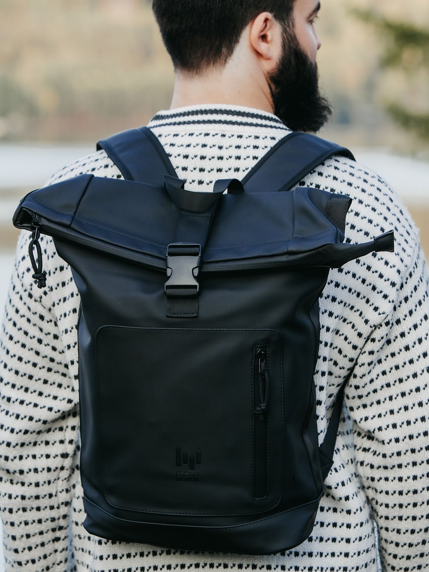 Escape - Rolltop Dull Rubber - Svart ryggsäck i vattenavstötande PU